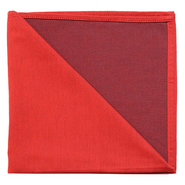 Serviette satin rouge aubergine pliée