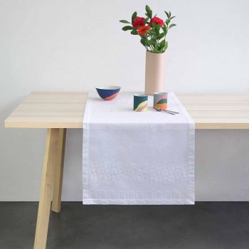 linge de table blanc en tissage jacquard haut de gamme. Sobre et élégant, le chemin de table apporte une touche subtile à la décoration d'intérieur. Made in Béarn
