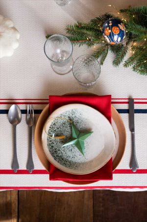 Serviette de noël rouge pour une table de réveillon colorée
