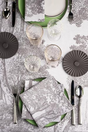 Serviette de table assortie à la nappe pour une décoration soignée