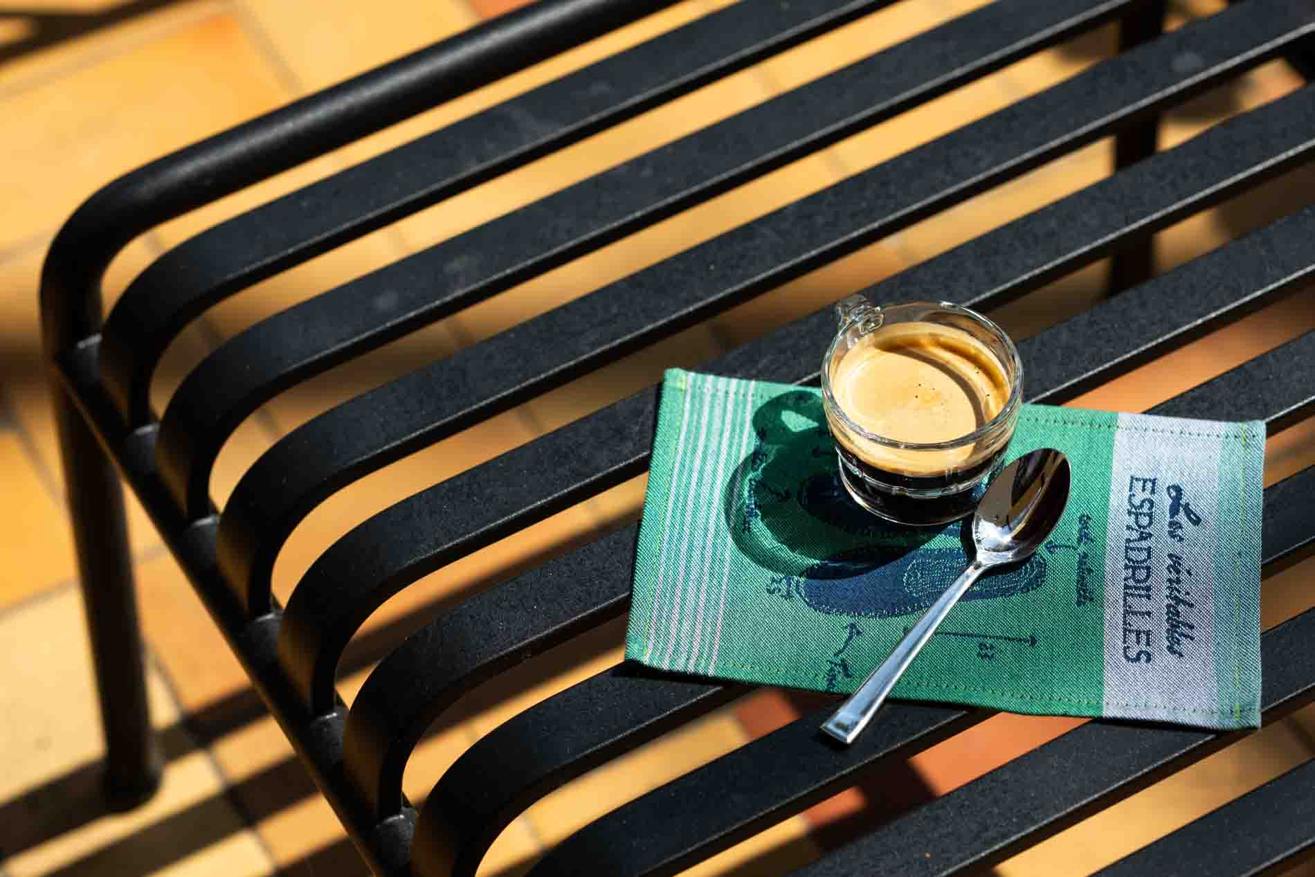 Mini-serviette verte tissée en France sur le thème des Espadrilles Basques.