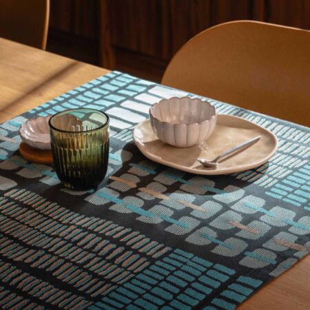 ÉCAILLES OPALINE TABLE RUNNER